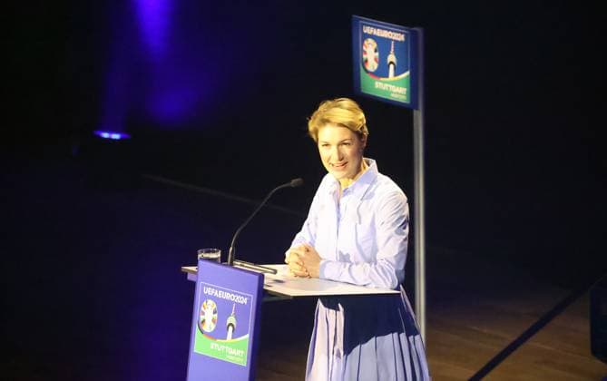 13.11.23 Podiums-Talk Vielfalt vereint!? Deutschland, Stuttgart, 13.11.2023, Fussball, UEFA EURO, EM, Europameisterschaft,Fussball 2024, Host City Stuttgart, Podiums-Talk Vielfalt vereint!? : Dr. Alexandra Sußmann (Bürgermeisterin).