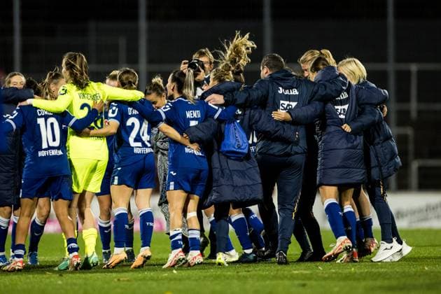 GOOGLE Pixel Frauen-Bundesliga: 1. FC Koeln - TSG Hoffenheim; 13.11.2023 Die Spielerinnen der TSG Hoffenheim feiern huepfend den Sieg GOOGLE Pixel Frauen-Bundesliga: 1. FC Koeln - TSG Hoffenheim, Koeln, Franz-Kremer-Stadion DFB REGULATIONS PROHIBIT ANY USE OF PHOTOGRAPHS AS IMAGE SEQUENCES AND OR QUASI-VIDEO. Copyright: xBEAUTIFULxSPORTS Wunderlx