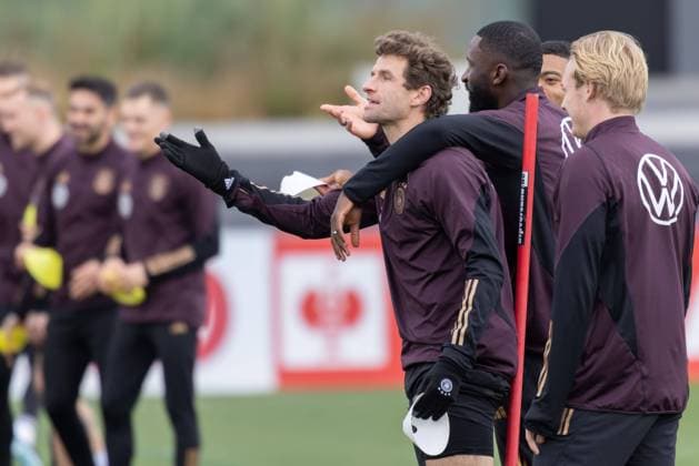 DFB-Pressekonferenz Thomas Müller und Antonio Rüdiger haben Spaß beim Training. Training und Pressekonferenz des DFB am 14. November 2023 in Frankfurt am Main., Frankfurt am Main Hessen Deutschland DFB-Campus