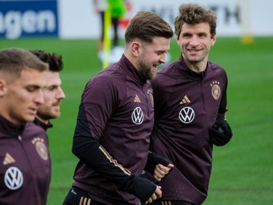 Sport Bilder des Tages Thomas Mueller (Deutschland) und Niclas Fuellkrug (Deutschland), GER, DFB Fussball Nationalmannschaft Herren Training, DFB Campus, 14.11.2023, GER, DFB Fussball Nationalmannschaft Herren Training, DFB Campus, 14.11.2023 Frankfurt Copyright: xEibner-Pressefoto FlorianxWieganx EP_FWD