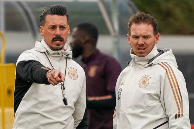 Co-Trainer Assistenztrainer Sandro Wagner (Deutschland Germany) und Bundestrainer Julian Nagelsmann (Deutschland Germany) beobachten das Training - 14.11.2023: Training Deutsche Nationalmannschaft, DFB-Campus Frankfurt