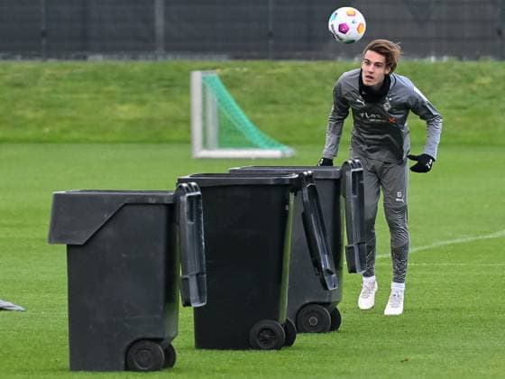 Sport Themen der Woche KW46 Sport Bilder des Tages Florian Neuhaus (Borussia Moenchengladbach, 10) platziert den Ball per Kopf in einer Tonne. Borussia Moenchengladbach, Fussball, 1. Bundesliga, Training, Saison 2023 2024, 14.11.2023 Borussia Moenchengladbach, Fussball, 1. Bundesliga, Training, Saison 2023 2024, 14.11.2023 Moenchengladbach *** Florian Neuhaus Borussia Moenchengladbach, 10 places the ball with his head in a ton Borussia Moenchengladbach, Football, 1 Bundesliga, Training, Season 2023 2024, 14 11 2023 Borussia Moenchengladbach, Football, 1 Bundesliga, Training, Season 2023 2024, 14 11 2023 Moenchengladbach Copyright: xEibner-Pressefoto ThomasxHaeslerx EP_THR