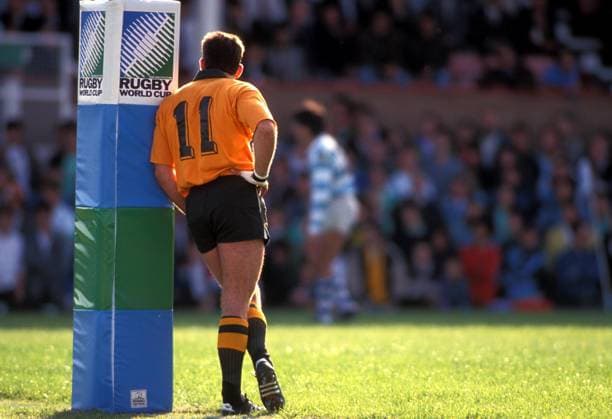 Argentina v Australia RWC 4 10 91 Rugby World Cup 1991 Argentina v Australia David Campese leans against the post Credit: Offside Mark Leech Llanelli UK *** Argentinien gegen Australien RWC 4 10 91 Rugby-Weltmeisterschaft 1991 Argentinien gegen Australien David Campese lehnt sich gegen den Pfosten Kredit Abseits Mark Leech Llanelli UK  Copyright: xMarkxLeechxOffside al