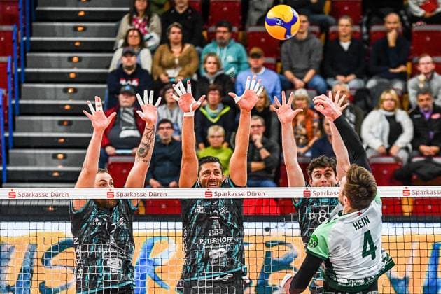 Oliver Hein (FT Freiburg, 4) legt den Ball über den Dürener Block, Aktion, Action, Spielszene, 14.11.2023, Düren (Deutschland), Volleyball, 1. Bundesliga, SWD Powervolleys Düren - FT 1844 Freiburg