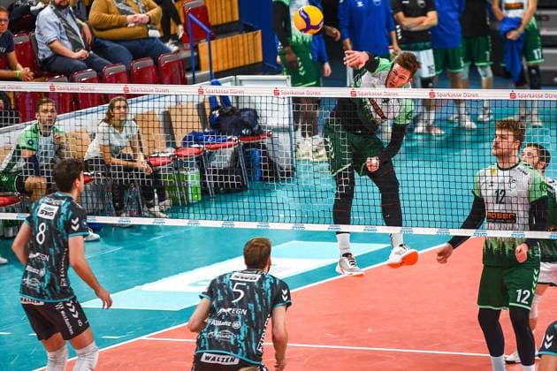 Oliver Hein (FT Freiburg, 4) mit einem Schmetterball gegen die Dürener Mannschaft, Aktion, Action, Spielszene, 14.11.2023, Düren (Deutschland), Volleyball, 1. Bundesliga, SWD Powervolleys Düren - FT 1844 Freiburg