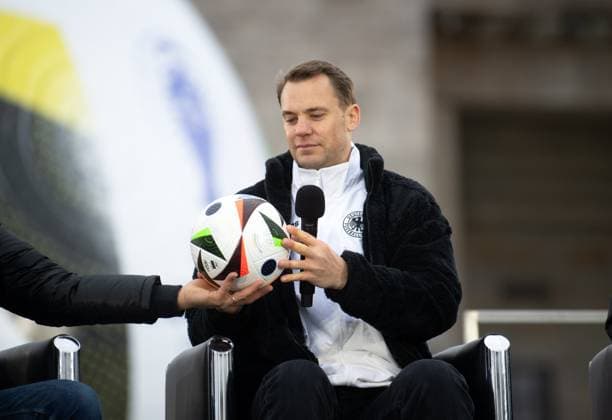 Fussball, Saison 2023 2024, Vorstellung des offiziellen Spielballs der UEFA EURO, EM, Europameisterschaft,Fussball 2024, Torhüter Manuel Neuer (FC Bayern München) mit dem Ball, 15.11. 2023, Copyright: xSebastianxRäppold MatthiasxKochx