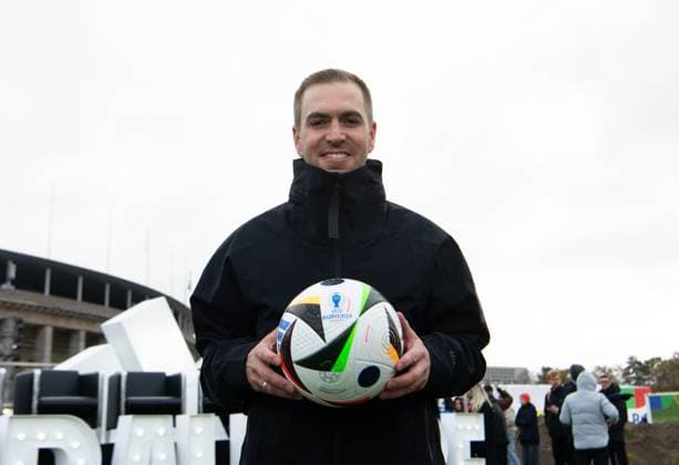 Fussball, Saison 2023 2024, Vorstellung des offiziellen Spielballs der UEFA EURO, EM, Europameisterschaft,Fussball 2024, Philip Lahm (Turnierdirektor UEFA Euro 2024) mit Ball, 15.11. 2023, Copyright: xSebastianxRäppold MatthiasxKochx