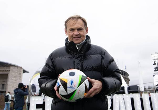 Fussball, Saison 2023 2024, Vorstellung des offiziellen Spielballs der UEFA EURO, EM, Europameisterschaft,Fussball 2024, Björn Gulden (CEO Adidas) mit Ball, 15.11. 2023, Copyright: xSebastianxRäppold MatthiasxKochx