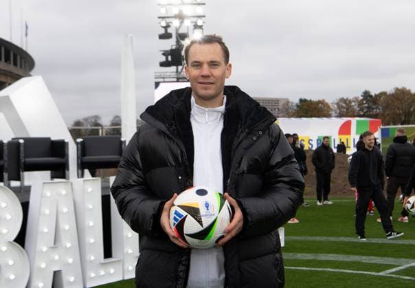 Sport Themen der Woche KW46 Sport Bilder des Tages Fussball, Saison 2023 2024, Vorstellung des offiziellen Spielballs der UEFA EURO, EM, Europameisterschaft,Fussball 2024, Torhüter Manuel Neuer (FC Bayern München) mit Ball, 15.11. 2023, *** Football, 2023 2024 season, Presentation of the official match ball of UEFA Euro 2024, Goalkeeper Manuel Neuer FC Bayern Munich with ball, 15 11 2023, Copyright: xSebastianxRäppold MatthiasxKochx