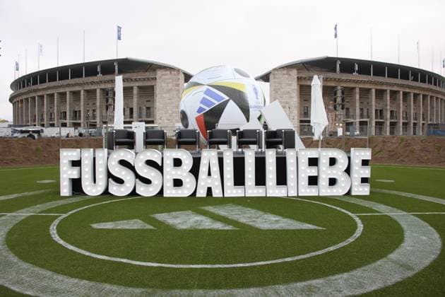 Sport Bilder des Tages DEU, Vorstellung EM-Fussball, 15.11.2023, Maifeld , Olympiastadion, Berlin, DEU, Vorstellung EM-Fussball, im Bild Ball - Fussballiebe Manuel Neuer, Phillip Lahm Foto: Juergen Engler nordphoto GmbH