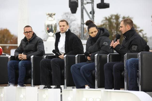 DEU, Vorstellung EM-Fussball, 15.11.2023, Maifeld , Olympiastadion, Berlin, DEU, Vorstellung EM-Fussball, im Bild Ball - Fussballiebe Manuel Neuer, Phillip Lahm Foto: Juergen Engler nordphoto GmbH