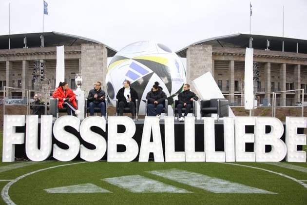 DEU, Vorstellung EM-Fussball, 15.11.2023, Maifeld , Olympiastadion, Berlin, DEU, Vorstellung EM-Fussball, im Bild Ball - Fussballiebe Manuel Neuer, Phillip Lahm Foto: Juergen Engler nordphoto GmbH