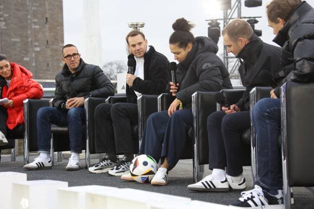 DEU, Vorstellung EM-Fussball, 15.11.2023, Maifeld , Olympiastadion, Berlin, DEU, Vorstellung EM-Fussball, im Bild Ball - Fussballiebe Manuel Neuer, Phillip Lahm Foto: Juergen Engler nordphoto GmbH