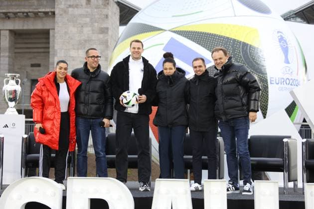 DEU, Vorstellung EM-Fussball, 15.11.2023, Maifeld , Olympiastadion, Berlin, DEU, Vorstellung EM-Fussball, im Bild Ball - Fussballiebe Manuel Neuer, Phillip Lahm Foto: Juergen Engler nordphoto GmbH