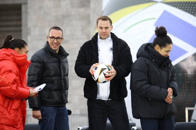 DEU, Vorstellung EM-Fussball, 15.11.2023, Maifeld , Olympiastadion, Berlin, DEU, Vorstellung EM-Fussball, im Bild Ball - Fussballiebe Manuel Neuer, Phillip Lahm Foto: Juergen Engler nordphoto GmbH