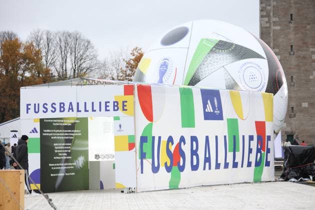 DEU, Vorstellung EM-Fussball, 15.11.2023, Maifeld , Olympiastadion, Berlin, DEU, Vorstellung EM-Fussball, im Bild Ball - Fussballiebe Manuel Neuer, Phillip Lahm Foto: Juergen Engler nordphoto GmbH