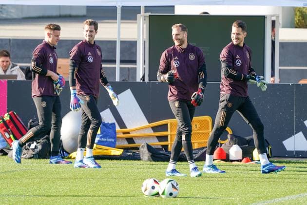 Torwart Goalie Marc-Andre ter Stegen (Deutschland Germany), Torwart Goalie Kevin Trapp (Deutschland Germany), Torwart Goalie Janis Blaswich (Deutschland Germany), Torwart Oliver Baumann (Deutschland Germany) auf dem Weg zum Training mit dem neuen Ball Fußballliebe zur EM 2024 in Deutschland - 15.11.2023: Training Deutsche Nationalmannschaft, DFB-Campus Frankfurt