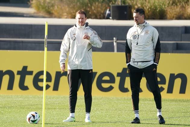 Bundestrainer Julian Nagelsmann (Deutschland Germany) und Bundestrainer Julian Nagelsmann (Deutschland Germany) mit dem neuen Ball Fußballliebe der EM 2024 in Deutschland - 15.11.2023: Training Deutsche Nationalmannschaft, DFB-Campus Frankfurt