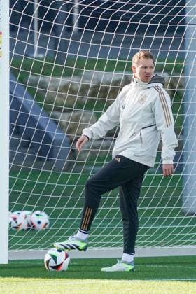 Bundestrainer Julian Nagelsmann (Deutschland Germany) mit dem neuen Ball Fußballliebe der EM 2024 in Deutschland - 15.11.2023: Training Deutsche Nationalmannschaft, DFB-Campus Frankfurt
