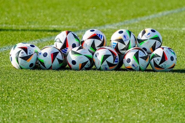 Neuer Ball Fußballliebe der EM 2024 in Deutschland liegt zum Training der Nationalmannschaft bereit - 15.11.2023: Training Deutsche Nationalmannschaft, DFB-Campus Frankfurt