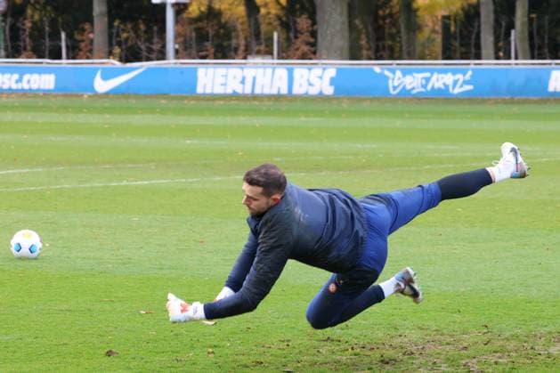 Sport Bilder des Tages DEU, DFL, 2. FBL Hertha BSC, Training, 15.11.2023, Sportforum, Berlin, DEU, DFL, 2. FBL Hertha BSC, Training, im Bild Marius Gersbeck (Hertha BSC Berlin 35) DFL - regulations prohibit any use of Photographs as image sequences and or quasi-video Foto: Juergen Engler nordphoto GmbH