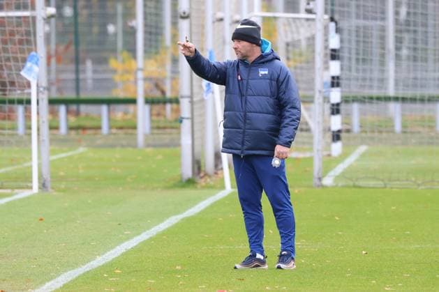 DEU, DFL, 2. FBL Hertha BSC, Training, 15.11.2023, Sportforum, Berlin, DEU, DFL, 2. FBL Hertha BSC, Training, im Bild Cheftrainer Pal Dardai (Hertha BSC Berlin) DFL - regulations prohibit any use of Photographs as image sequences and or quasi-video Foto: Juergen Engler nordphoto GmbH