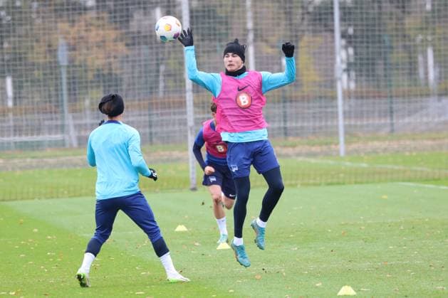 DEU, DFL, 2. FBL Hertha BSC, Training, 15.11.2023, Sportforum, Berlin, DEU, DFL, 2. FBL Hertha BSC, Training, im Bild Marton Dardai (Hertha BSC Berlin 31), Michat Karbownik (Hertha BSC Berlin 6) DFL - regulations prohibit any use of Photographs as image sequences and or quasi-video Foto: Juergen Engler nordphoto GmbH