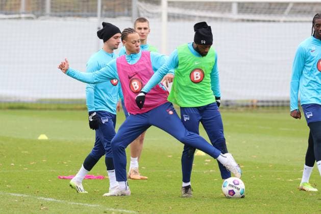 DEU, DFL, 2. FBL Hertha BSC, Training, 15.11.2023, Sportforum, Berlin, DEU, DFL, 2. FBL Hertha BSC, Training, im Bild Derry Scherhant (Hertha BSC Berlin 39), Deyovaisio Zeefuik (Hertha BSC Berlin 34), Michat Karbownik (Hertha BSC Berlin 6) DFL - regulations prohibit any use of Photographs as image sequences and or quasi-video Foto: Juergen Engler nordphoto GmbH