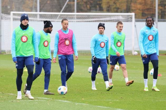 DEU, DFL, 2. FBL Hertha BSC, Training, 15.11.2023, Sportforum, Berlin, DEU, DFL, 2. FBL Hertha BSC, Training, im Bild Marc-Oliver Kempf (Hertha BSC Berlin 20), Deyovaisio Zeefuik (Hertha BSC Berlin 34), Derry Scherhant (Hertha BSC Berlin 39), Michat Karbownik (Hertha BSC Berlin 6), Kilian Nsona (Hertha BSC Berlin 28) DFL - regulations prohibit any use of Photographs as image sequences and or quasi-video Foto: Juergen Engler nordphoto GmbH