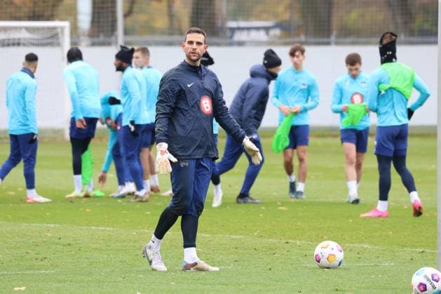 DEU, DFL, 2. FBL Hertha BSC, Training, 15.11.2023, Sportforum, Berlin, DEU, DFL, 2. FBL Hertha BSC, Training, im Bild Marius Gersbeck (Hertha BSC Berlin 35), Hertha-Spielerkreis DFL - regulations prohibit any use of Photographs as image sequences and or quasi-video Foto: Juergen Engler nordphoto GmbH