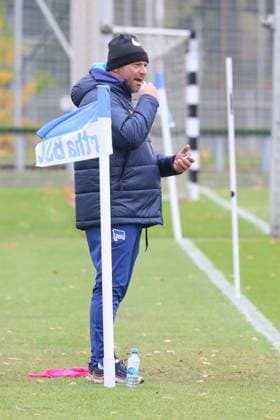 DEU, DFL, 2. FBL Hertha BSC, Training, 15.11.2023, Sportforum, Berlin, DEU, DFL, 2. FBL Hertha BSC, Training, im Bild Cheftrainer Pal Dardai (Hertha BSC Berlin) DFL - regulations prohibit any use of Photographs as image sequences and or quasi-video Foto: Juergen Engler nordphoto GmbH