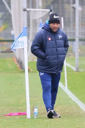 DEU, DFL, 2. FBL Hertha BSC, Training, 15.11.2023, Sportforum, Berlin, DEU, DFL, 2. FBL Hertha BSC, Training, im Bild Cheftrainer Pal Dardai (Hertha BSC Berlin) DFL - regulations prohibit any use of Photographs as image sequences and or quasi-video Foto: Juergen Engler nordphoto GmbH