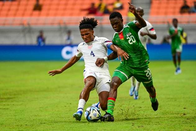 Sport Themen der Woche KW46 Sport Bilder des Tages (231115) -- JAKARTA, Nov. 15, 2023 -- Tyler Hall (L) of the United States vies with Emmanuel Ouedraogo of Burkina Faso during the group E match of the FIFA World Cup, WM, Weltmeisterschaft, Fussball U17, U 17 between the United States and Burkina Faso at the Jakarta International Stadium in Jakarta, Indonesia, Nov 15, 2023. ) (SP)INDONESIA-JAKARTA-FIFA-WORLD CUP-U17-GROUP E-USA VS BSA Zulkarnain 
