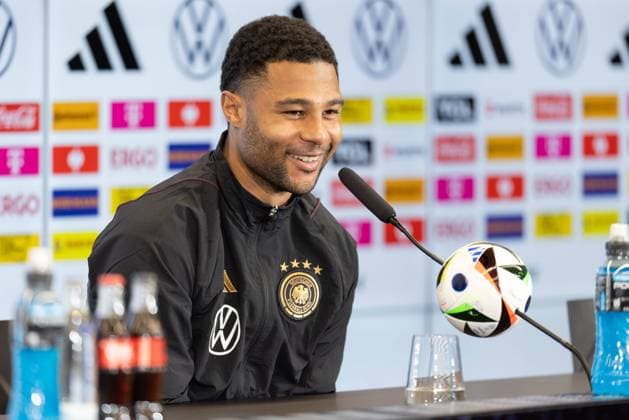 Sport Themen der Woche KW46 Sport Bilder des Tages Training und Pressekonferenz der Fußball-Nationalmannschaft Serge Gnabry spricht während der Pressekonferenz und amüsiert sich über eine Frage eines Journalisten. Training und Pressekonferenz des DFB am 15. November 2023 in Frankfurt am Main., Frankfurt am Main Hessen Deutschland DFB-Campus *** Training and press conference of the national soccer team Serge Gnabry speaks during the press conference and is amused by a question from a journalist Training and press conference of the DFB on November 15, 2023 in Frankfurt am Main , Frankfurt am Main Hessen Germany DFB Campus