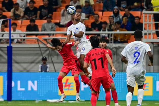 (231115) -- JAKARTA, Nov. 15, 2023 -- Mathis Lambourde (Top) of France heads the ball during the group E match of the FIFA World Cup, WM, Weltmeisterschaft, Fussball U17, U 17 between France and South Korea at the Jakarta International Stadium in Jakarta, Indonesia, Nov. 15, 2023. ) (SP)INDONESIA-JAKARTA-FIFA-WORLD CUP-U17-GROUP E-FRA VS KOR Zulkarnain 