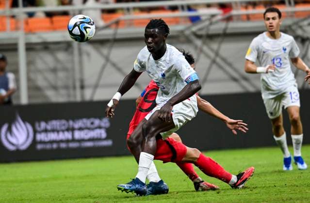 (231115) -- JAKARTA, Nov. 15, 2023 -- Joachim Kayi Sanda (Front) of France vies with Kim Myeongjun of South Korea during the group E match of the FIFA World Cup, WM, Weltmeisterschaft, Fussball U17, U 17 between France and South Korea at the Jakarta International Stadium in Jakarta, Indonesia, Nov. 15, 2023. ) (SP)INDONESIA-JAKARTA-FIFA-WORLD CUP-U17-GROUP E-FRA VS KOR Zulkarnain 
