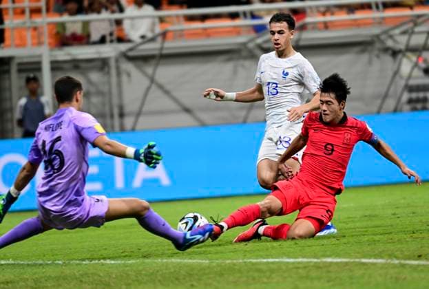 (231115) -- JAKARTA, Nov. 15, 2023 -- Mathys Niflore (L) of France vies with Kim Myeongjun of South Korea during the group E match of the FIFA World Cup, WM, Weltmeisterschaft, Fussball U17, U 17 between France and South Korea at the Jakarta International Stadium in Jakarta, Indonesia, Nov. 15, 2023. ) (SP)INDONESIA-JAKARTA-FIFA-WORLD CUP-U17-GROUP E-FRA VS KOR Zulkarnain 
