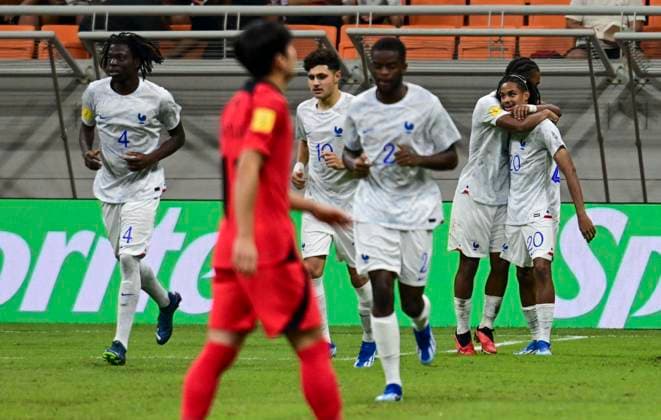 (231115) -- JAKARTA, Nov. 15, 2023 -- Mathis Amougou (1st R) of France celebrates scoring during the group E match of the FIFA World Cup, WM, Weltmeisterschaft, Fussball U17, U 17 between France and South Korea at The Jakarta International Stadium in Jakarta, Indonesia, Nov. 15, 2023. ) (SP)INDONESIA-JAKARTA-FIFA-WORLD CUP-U17-GROUP E-FRA VS KOR Zulkarnain 