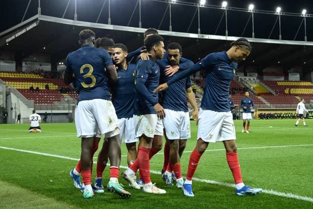 D Doue ( 10 - France ) celebrates with teammates during the match between France and Estonia U19 at Stade de la Source on November 15, 2023 in Orleans, France. ( Photo by federico pestellini panoramic ) - FOOTBALL : France vs Estonie U19 - Orleans - 15 11 2023 FedericoPestellini Panoramic 