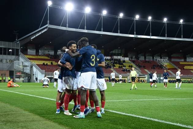 D Doue ( 10 - France ) celebrates with teammates during the match between France and Estonia U19 at Stade de la Source on November 15, 2023 in Orleans, France. ( Photo by federico pestellini panoramic ) - FOOTBALL : France vs Estonie U19 - Orleans - 15 11 2023 FedericoPestellini Panoramic 