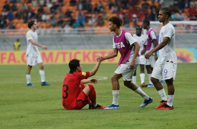 U-17 World Cup, France wins over South Korea French national team, Nationalteam footballer, Tidiam Gomis helps South Korean national team footballer, Lee Changwoo to stand up after the U-17 World Cup Group E match at the Jakarta International Staium, Jakarta, Indonesia, Wednesday 15 November 2023 evening. In this match, France beat South Korea with a final score of 1-0.  Copyright: xDanixHeriawanx xOpnxImagesx