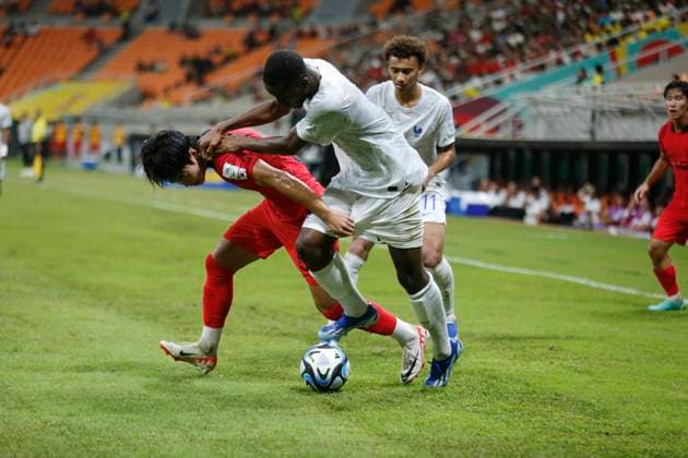 U-17 World Cup, France wins over South Korea South Korean national team, Nationalteam footballer, Back Inwoo, competes for the ball with French national team player, Yvann TITI in the U-17 World Cup Group E match at the Jakarta International Staium, Jakarta, Indonesia, Wednesday 15 November 2023 evening. In this match, France beat South Korea with a final score of 1-0.  Copyright: xDanixHeriawanx xOpnxImagesx