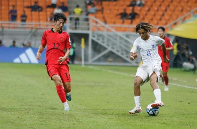 U-17 World Cup, France wins over South Korea French national team, Nationalteam footballer, Saimon Bouabre tries to outwit South Korean national team defender, Bae Seongho in the U-17 World Cup Group E match at the Jakarta International Staium, Jakarta, Indonesia, Wednesday 15 November 2023 evening. In this match, France beat South Korea with a final score of 1-0.  Copyright: xDanixHeriawanx xOpnxImagesx