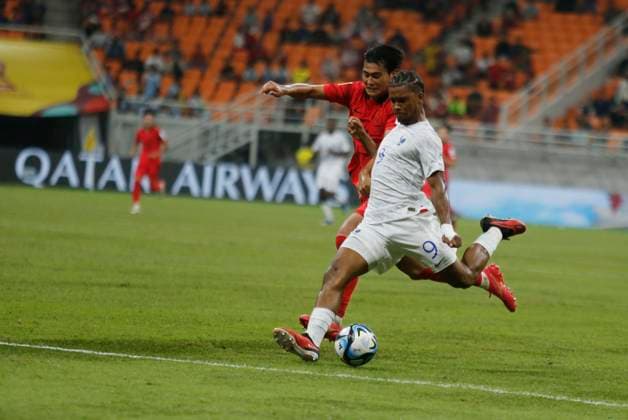 U-17 World Cup, France wins over South Korea French national team, Nationalteam footballer, Mathis Lambourde, shoots despite being blocked by a South Korean national team footballer, in the U-17 World Cup Group E match at the Jakarta International Staium, Jakarta, Indonesia, Wednesday 15 November 2023 evening. In this match, France beat South Korea with a final score of 1-0.  Copyright: xDanixHeriawanx xOpnxImagesx