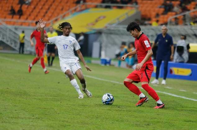U-17 World Cup, France wins over South Korea South Korean national team, Nationalteam footballer, Lee Changwoo, prepares to control the ball which French national team footballer Tidiane Diallo is trying to block in the U-17 World Cup Group E match at the Jakarta International Staium, Jakarta, Indonesia, Wednesday 15 November 2023 evening. In this match, France beat South Korea with a final score of 1-0.  Copyright: xDanixHeriawanx xOpnxImagesx