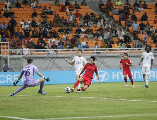 U-17 World Cup, France wins over South Korea South Korean national team, Nationalteam striker, Kim Myeongjun almost scored a goal when facing French national team goalkeeper, Mathys Niflore in the U-17 World Cup Group E match at the Jakarta International Staium, Jakarta, Indonesia, Wednesday 15 November 2023 evening. In this match, France beat South Korea with a final score of 1-0.  Copyright: xDanixHeriawanx xOpnxImagesx