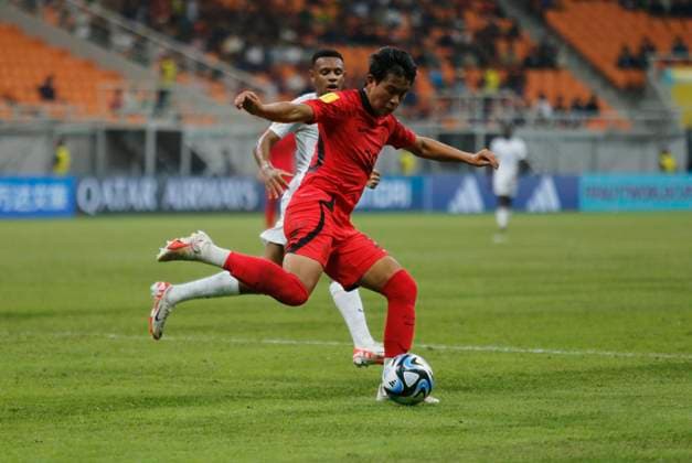 U-17 World Cup, France wins over South Korea South Korean national team, Nationalteam footballer, Kim Yugeon kicks the ball after winning a duel with French national team footballer Joan Tincres in the U-17 World Cup Group E match at the Jakarta International Staium, Jakarta, Indonesia, Wednesday 15 November 2023 evening. In this match, France beat South Korea with a final score of 1-0.  Copyright: xDanixHeriawanx xOpnxImagesx