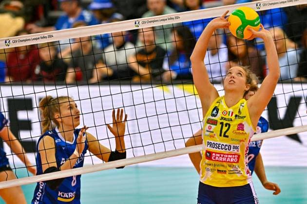CEV CL, Allianz MTV Stuttgart vs Imoco Conegliano, ITA 15.11..2023 CEV, CL, Volleyball, Damen, Saison 2023 24, Allianz MTV Stuttgart (in blau), gegen Imoco Conegliano (ITA, in gelb), 12 Madison Bugg gegen 8 Monique Strubbe, Copyright: xBEAUTIFULxSPORTS TomxBlochx