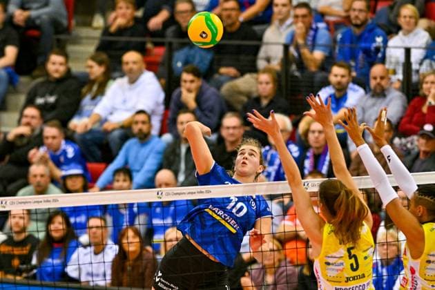 CEV CL, Allianz MTV Stuttgart vs Imoco Conegliano, ITA 15.11..2023 CEV, CL, Volleyball, Damen, Saison 2023 24, Allianz MTV Stuttgart (in blau), gegen Imoco Conegliano (ITA, in gelb), Jolien Knollema 10, gegen 5 Robin de Kruijf und rechts Vittoria Piani, Copyright: xBEAUTIFULxSPORTS TomxBlochx