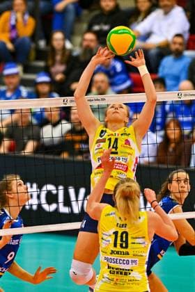 CEV CL, Allianz MTV Stuttgart vs Imoco Conegliano, ITA 15.11..2023 CEV, CL, Volleyball, Damen, Saison 2023 24, Allianz MTV Stuttgart (in blau), gegen Imoco Conegliano (ITA, in gelb), Joanna Wolosz 14, auf 19 Sarah Fahr, links 9 Eline Timmermann, rechts Maria Segura Palleres (beide Stuttgart), Copyright: xBEAUTIFULxSPORTS TomxBlochx